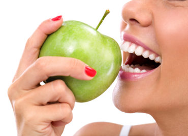 Natürliche Zahnaufhellung – so werden Ihre Zähne schonend heller
