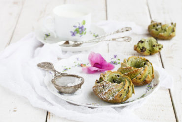 Matcha Muffins mit Schokotröpfchen und Matcha Tee